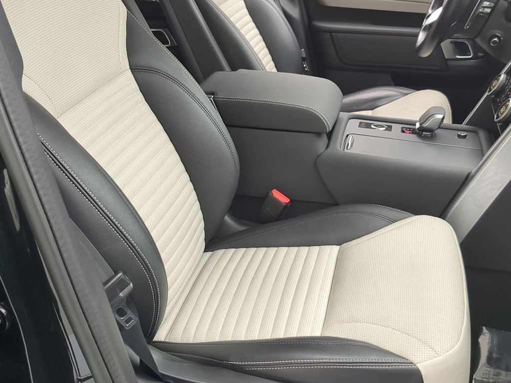 Thumbnail: 2023 Land Rover Discovery - 31