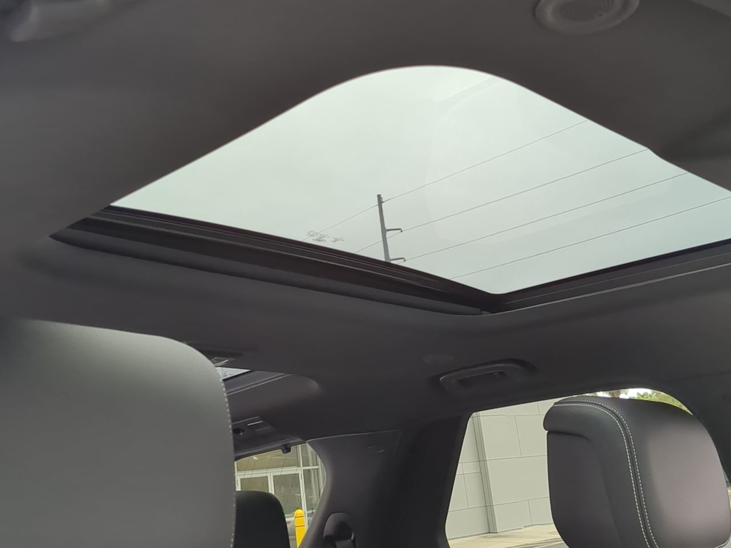 Thumbnail: 2023 Land Rover Discovery - 29