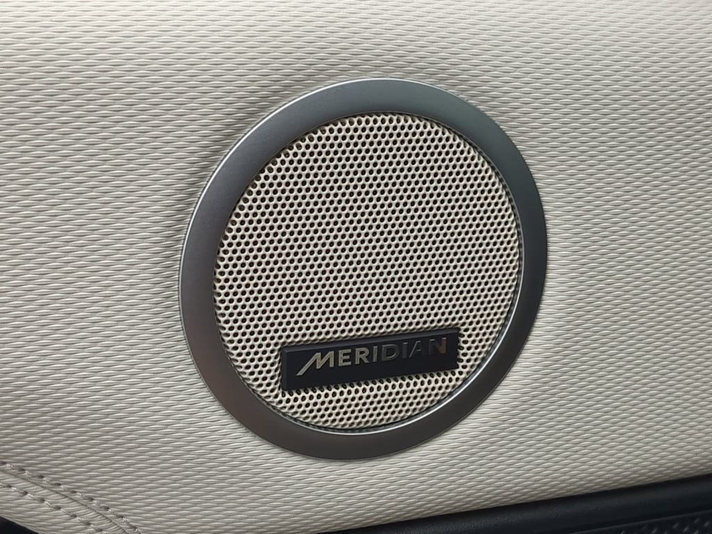 Thumbnail: 2023 Land Rover Discovery - 6