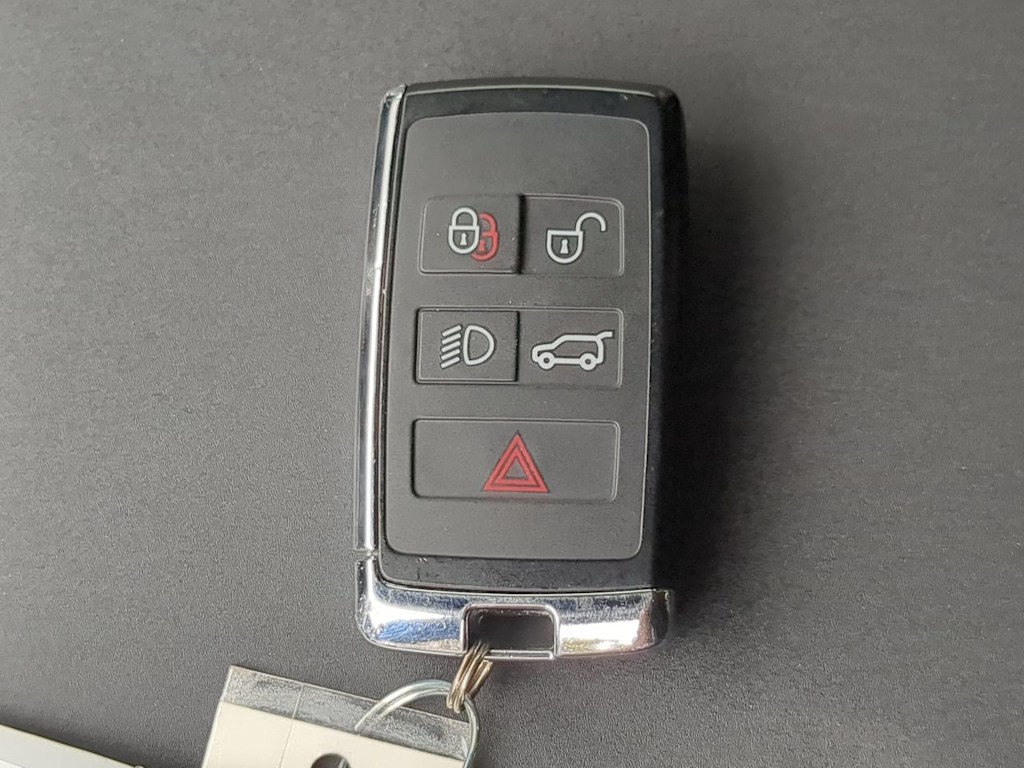 Thumbnail: 2023 Land Rover Discovery - 37