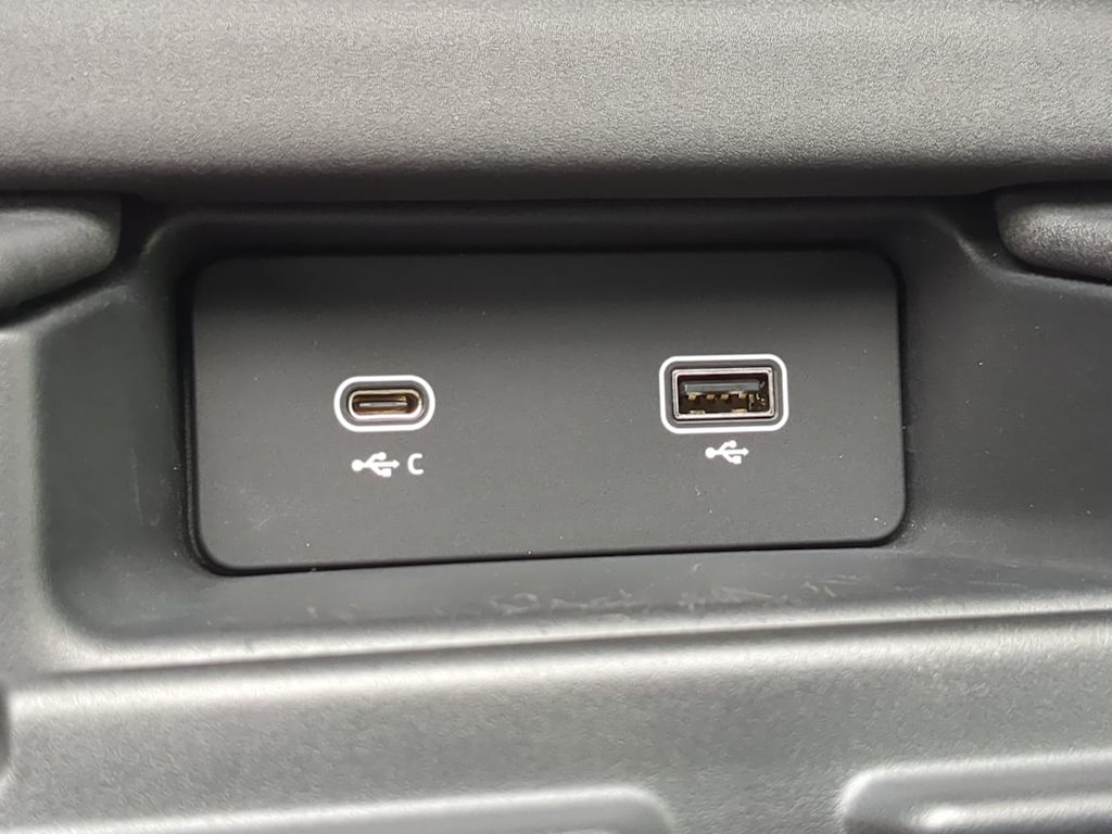 Thumbnail: 2023 Land Rover Discovery - 34