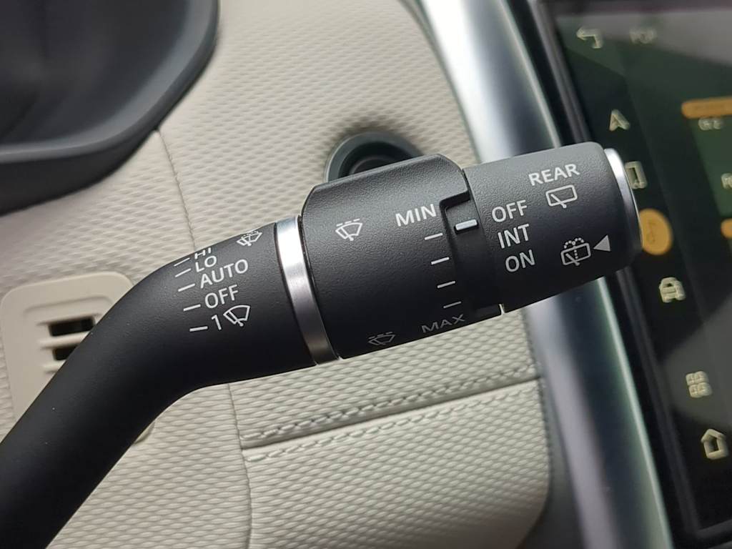 Thumbnail: 2023 Land Rover Discovery - 18