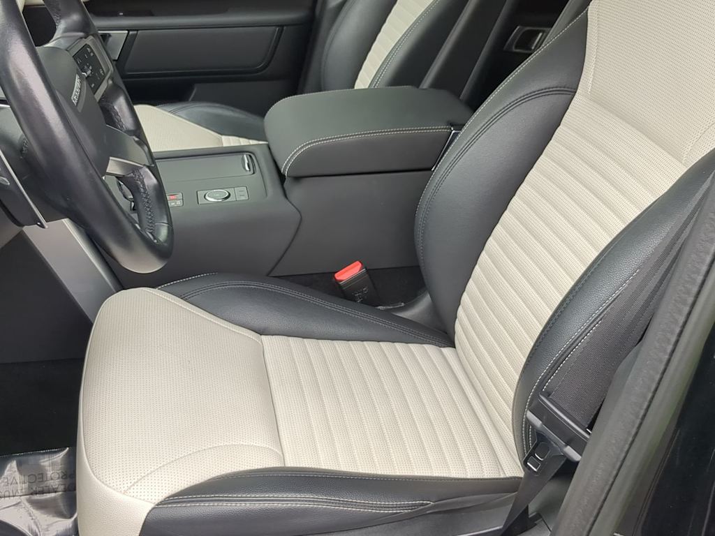 Thumbnail: 2023 Land Rover Discovery - 10