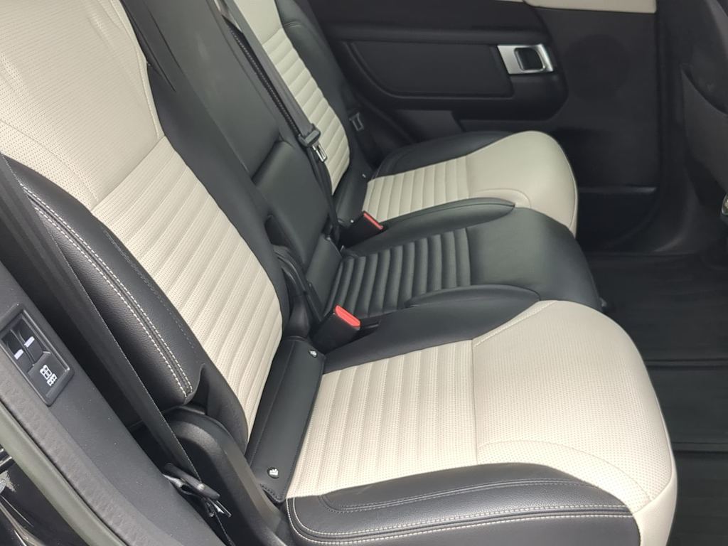 Thumbnail: 2023 Land Rover Discovery - 11