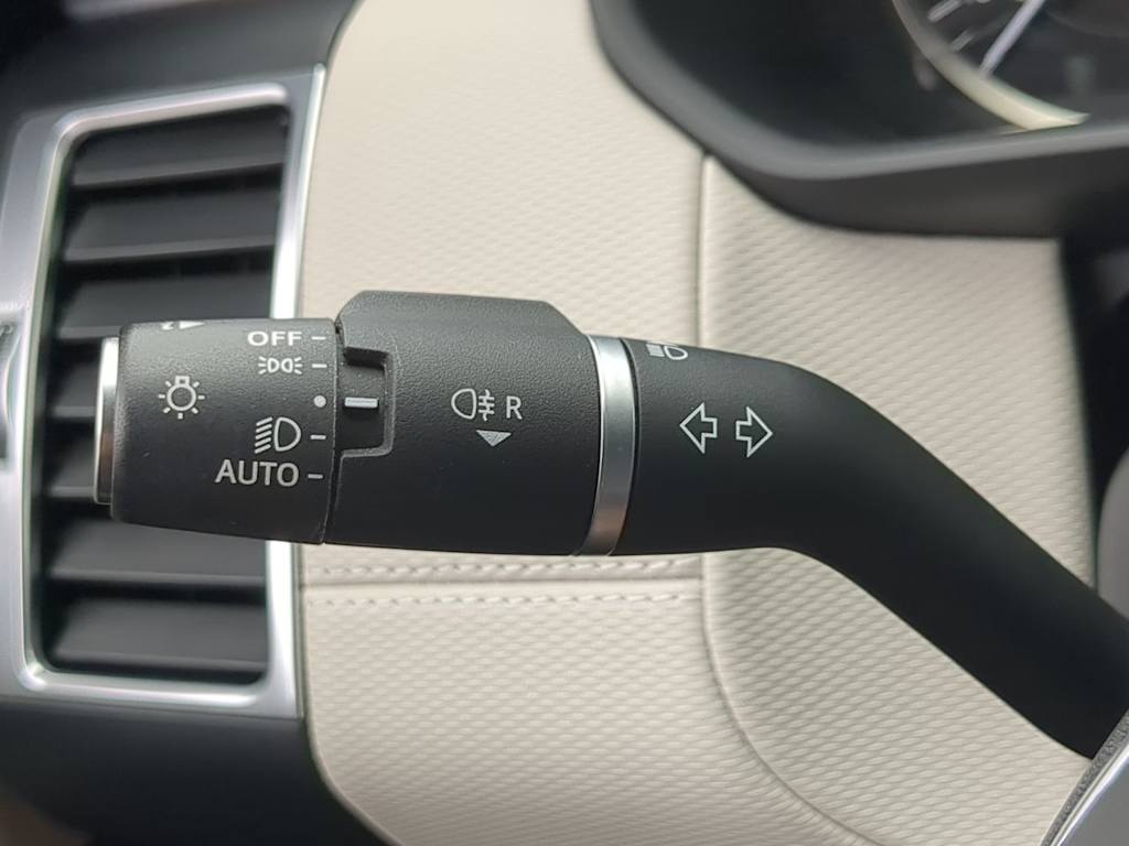 Thumbnail: 2023 Land Rover Discovery - 15