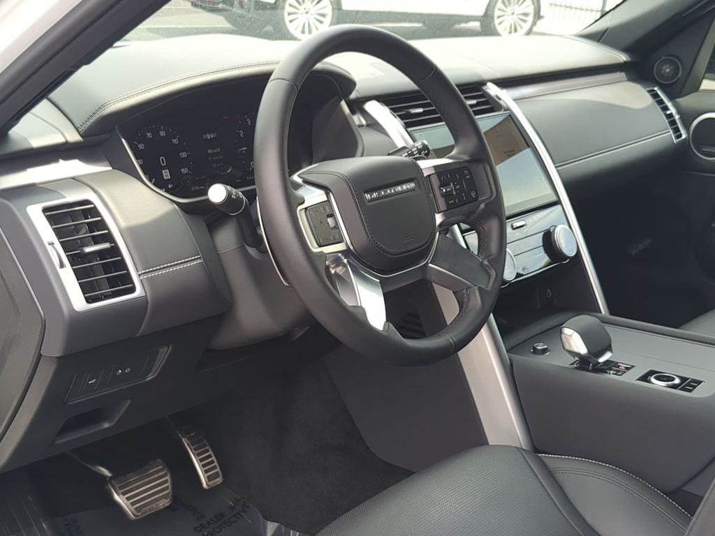 Thumbnail: 2025 Land Rover Discovery - 2
