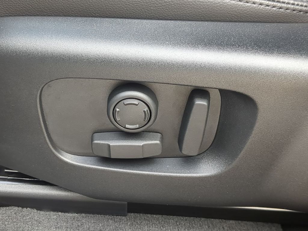 Thumbnail: 2026 Land Rover Range Rover Velar - 24