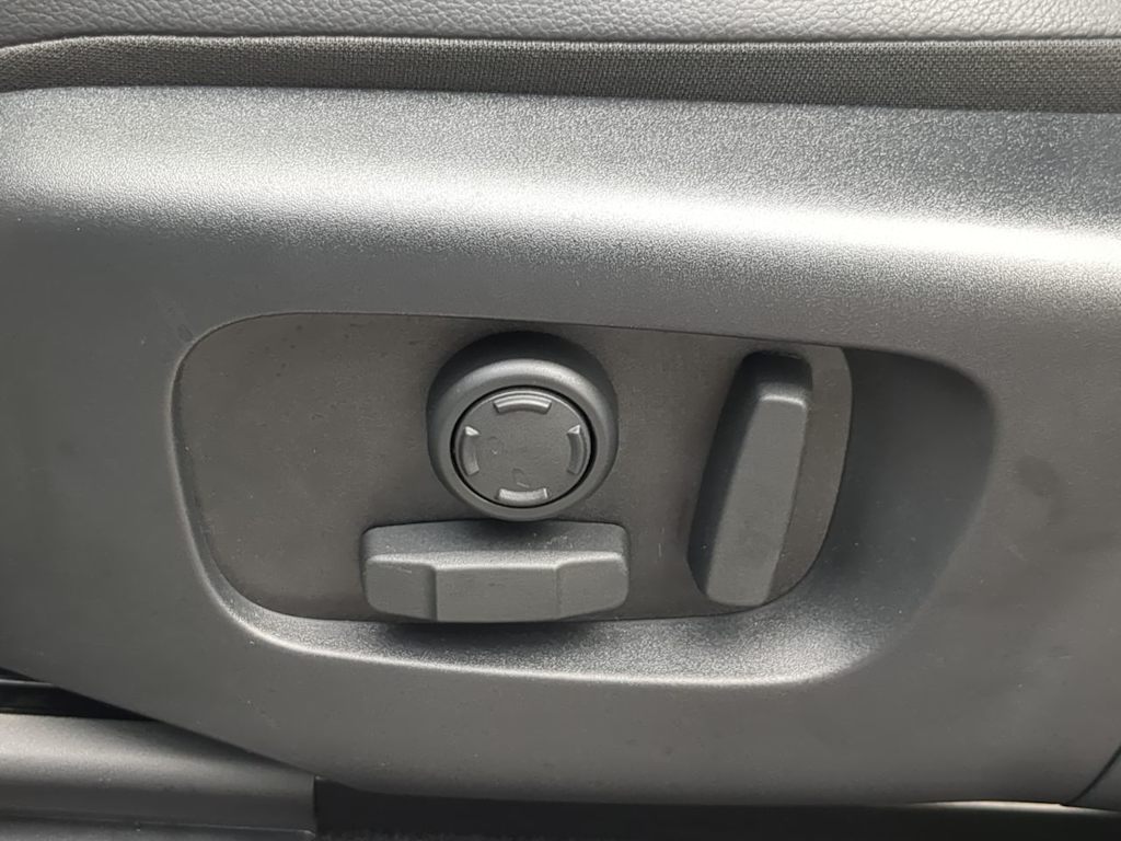 Thumbnail: 2025 Land Rover Range Rover Evoque - 26