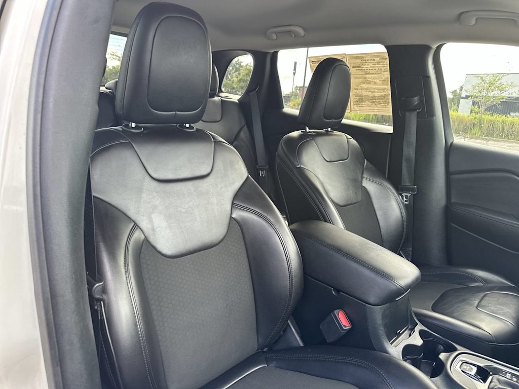 Thumbnail: 2019 Jeep Cherokee - 12