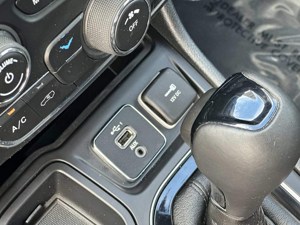 Thumbnail: 2019 Jeep Cherokee - 17