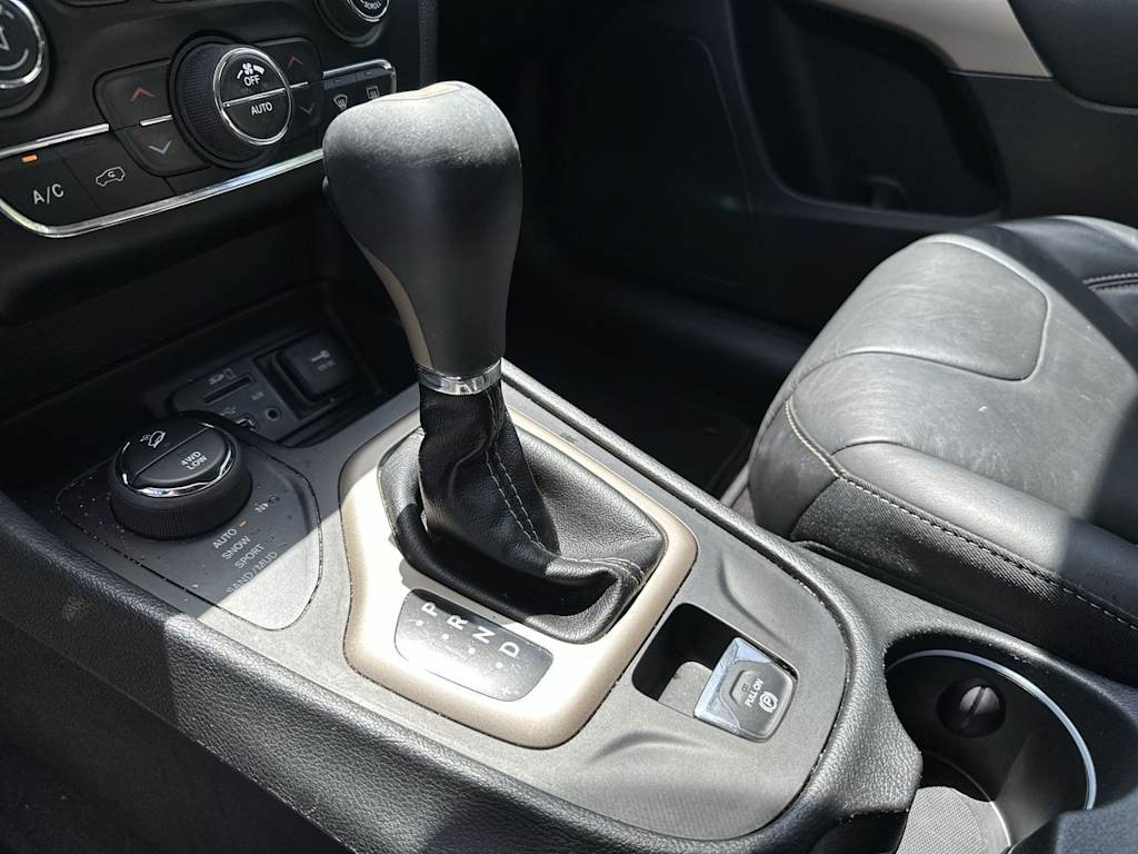 Thumbnail: 2018 Jeep Cherokee - 14