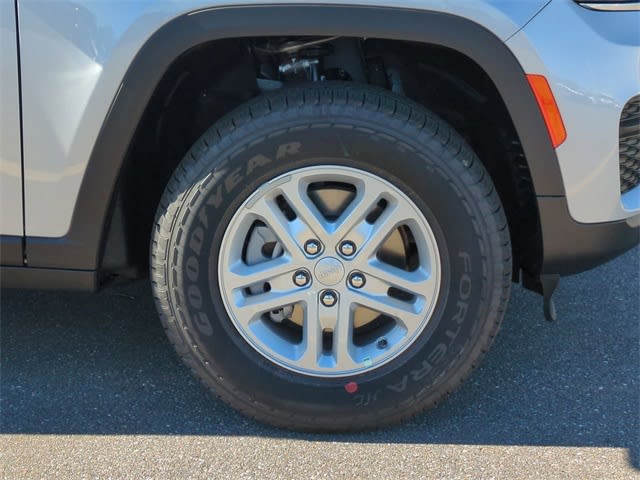 2025 Jeep Grand Cherokee Laredo 8