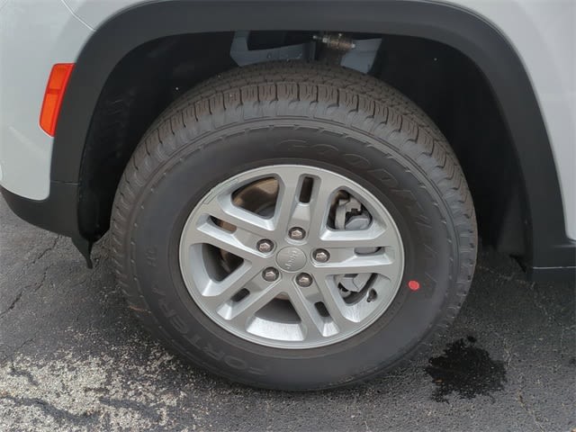 2025 Jeep Grand Cherokee Laredo 8