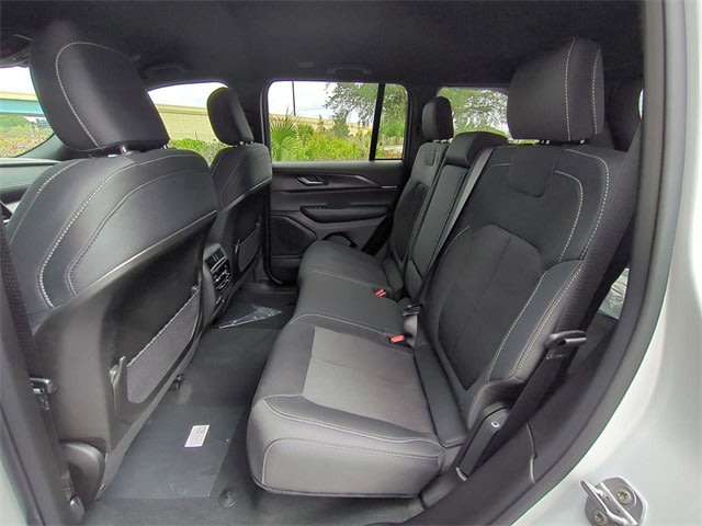 2025 Jeep Grand Cherokee Laredo 28