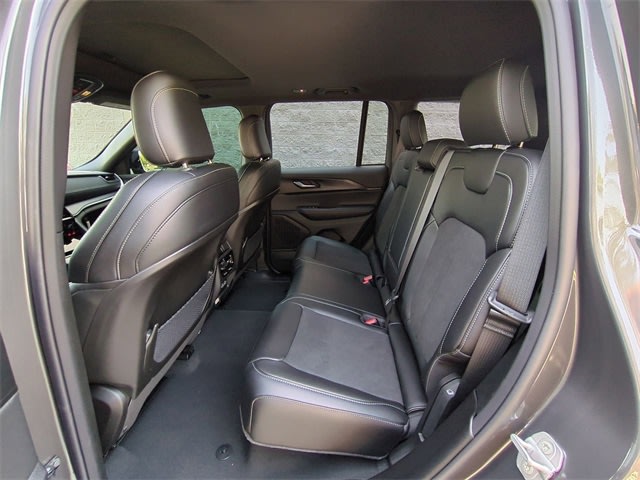 2025 Jeep Grand Cherokee Altitude 29