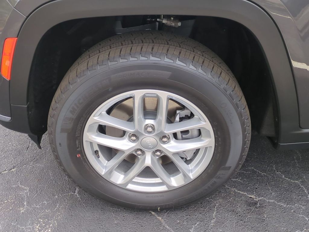 2025 Jeep Grand Cherokee L Laredo 8