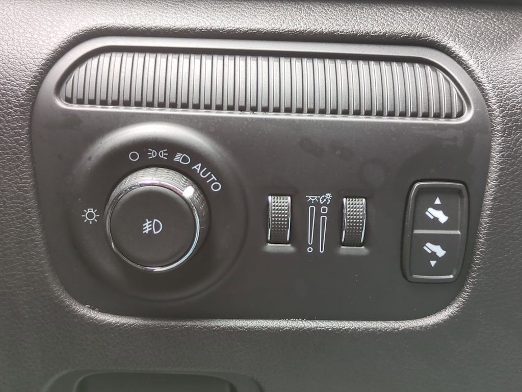 Thumbnail: 2023 Jeep Wagoneer - 23