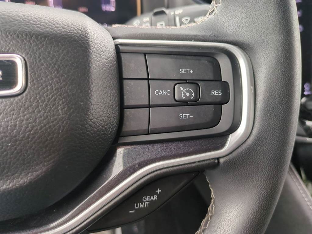 Thumbnail: 2023 Jeep Wagoneer - 28