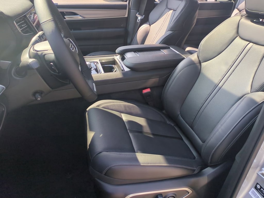 Thumbnail: 2025 Jeep Wagoneer - 11