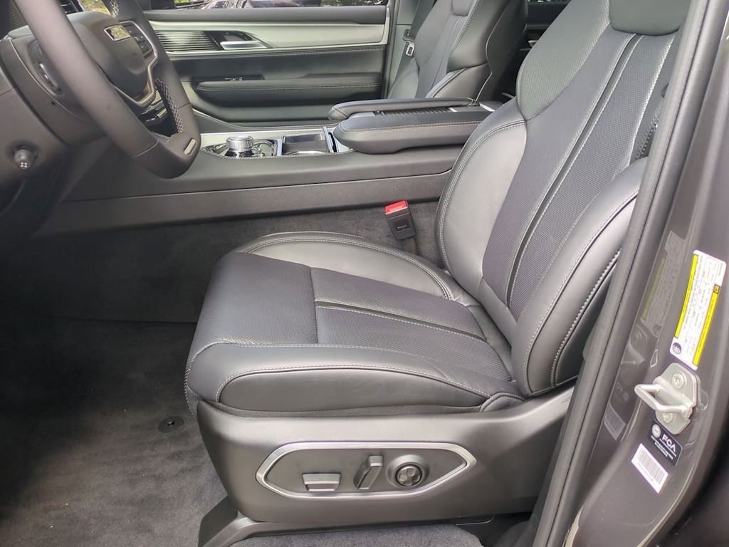 Thumbnail: 2025 Jeep Wagoneer - 11