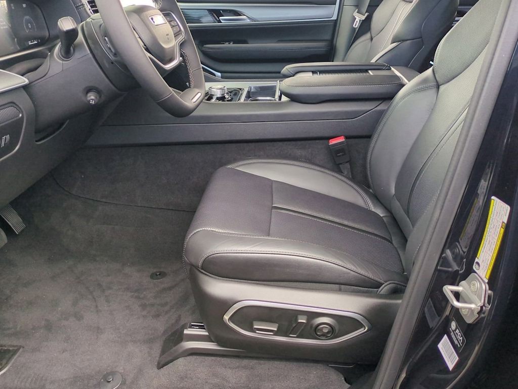 Thumbnail: 2025 Jeep Wagoneer - 11