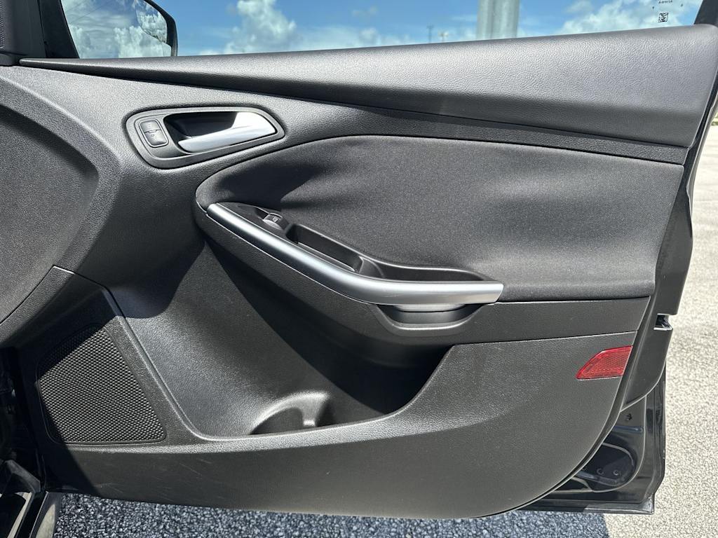 Thumbnail: 2015 Ford Focus - 26