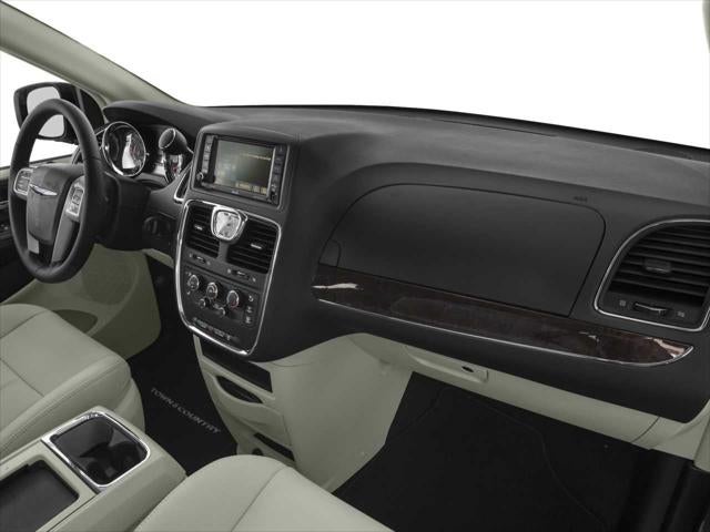 Thumbnail: 2016 Chrysler Town & Country - 8