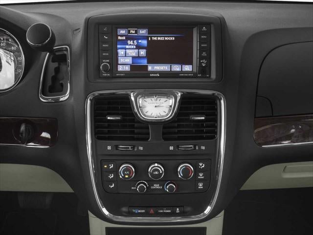 Thumbnail: 2016 Chrysler Town & Country - 9
