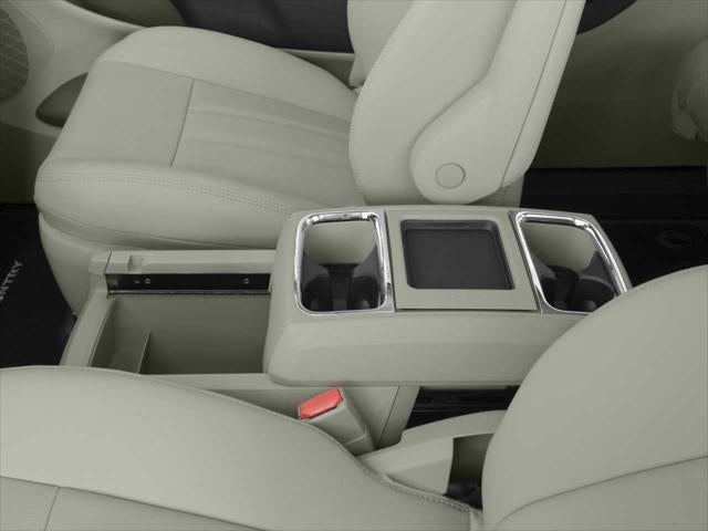 Thumbnail: 2016 Chrysler Town & Country - 10