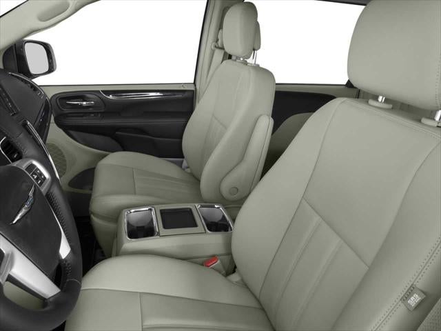 Thumbnail: 2016 Chrysler Town & Country - 6