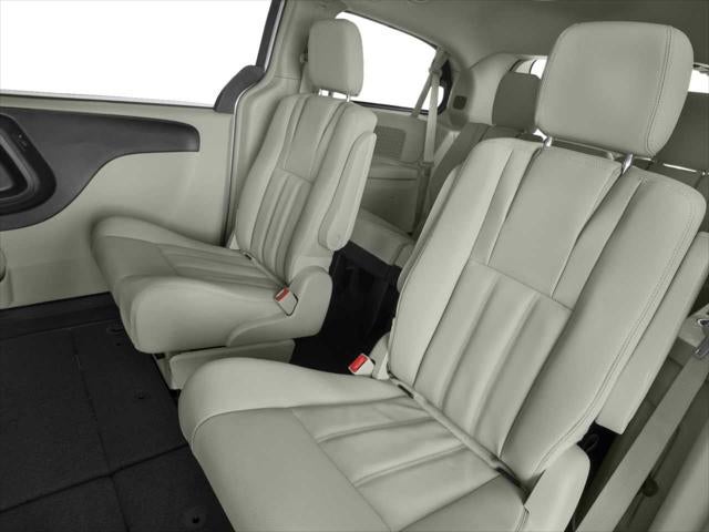 Thumbnail: 2016 Chrysler Town & Country - 7