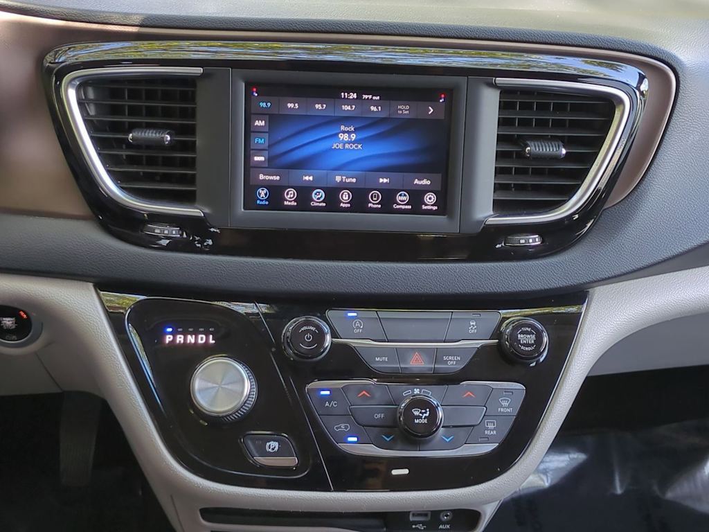 Thumbnail: 2020 Chrysler Voyager - 15