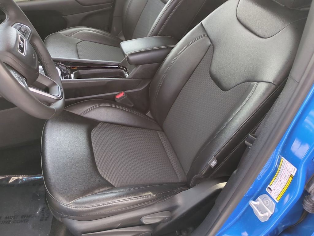 Thumbnail: 2022 Jeep Compass - 11