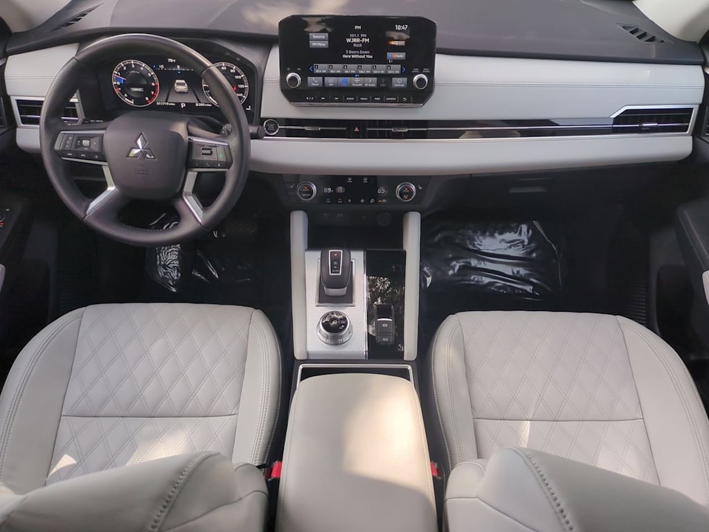 Thumbnail: 2024 Mitsubishi Outlander - 10