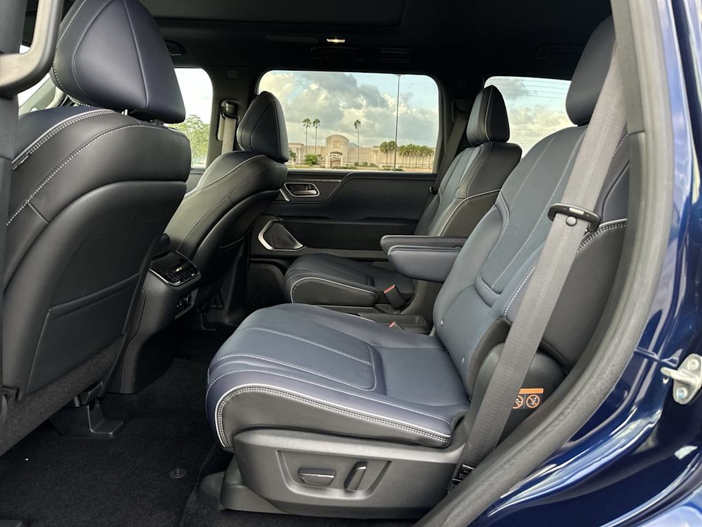 Thumbnail: 2026 INFINITI QX80 - 12