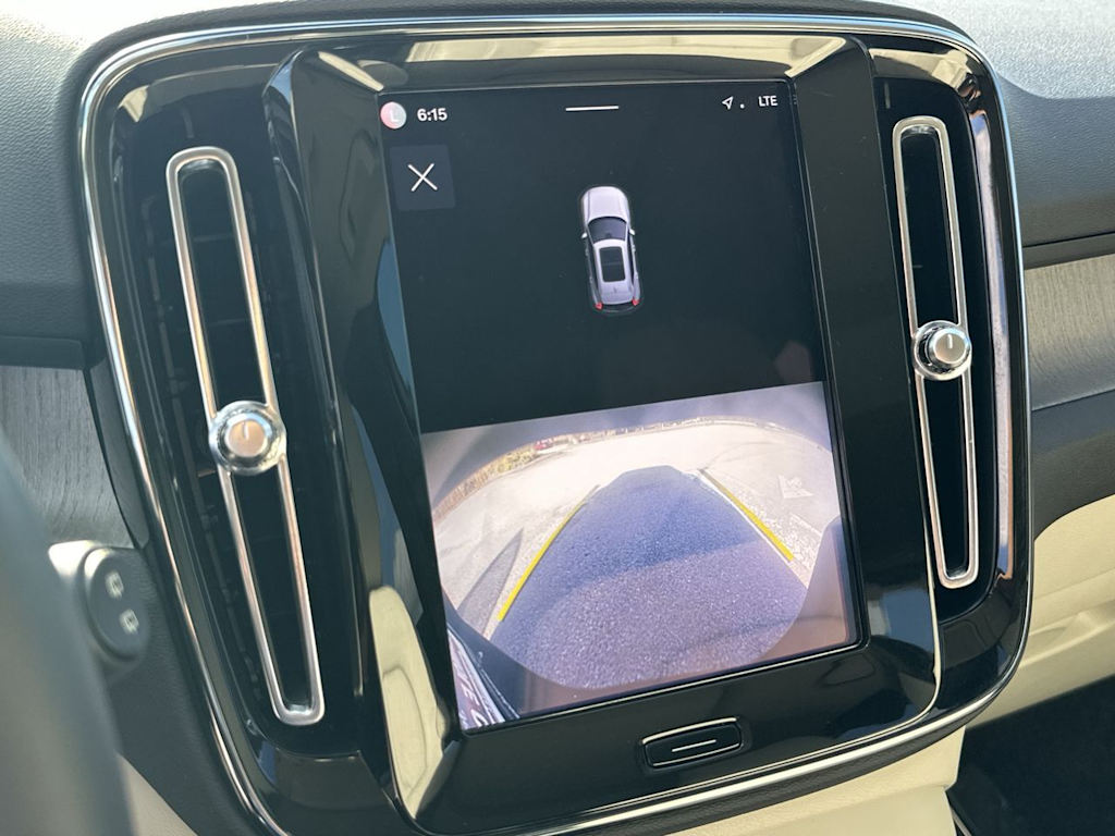 Thumbnail: 2023 Volvo XC40 - 12