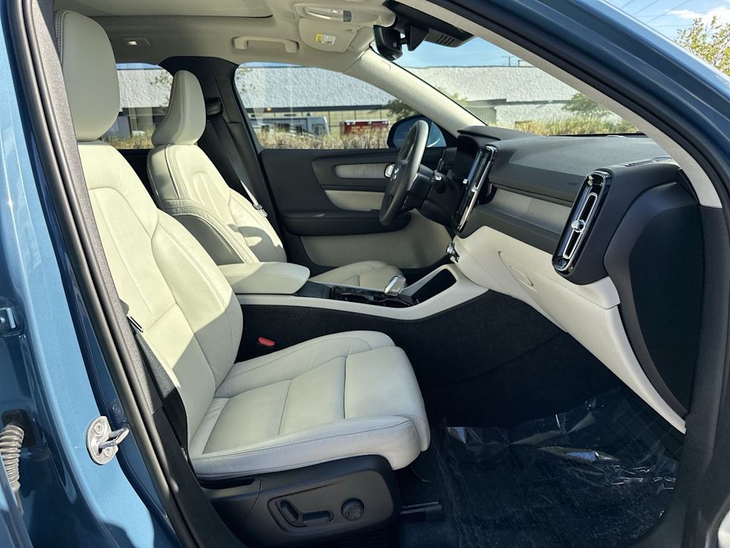 Thumbnail: 2023 Volvo XC40 - 10