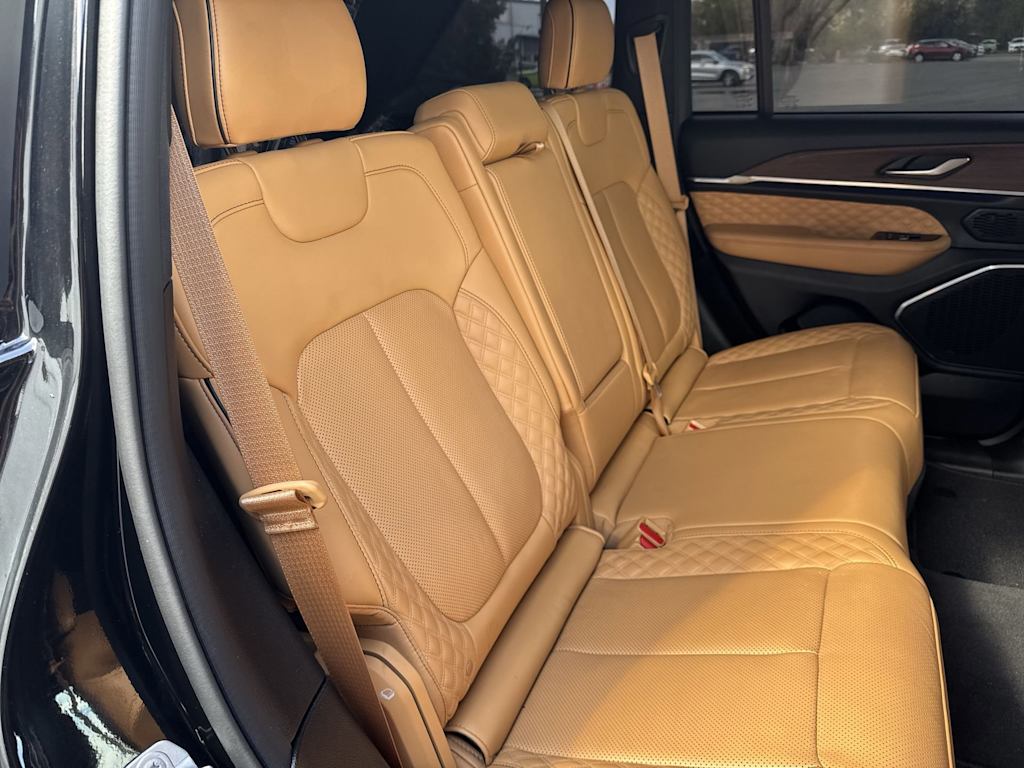 Thumbnail: 2022 Jeep Grand Cherokee - 32