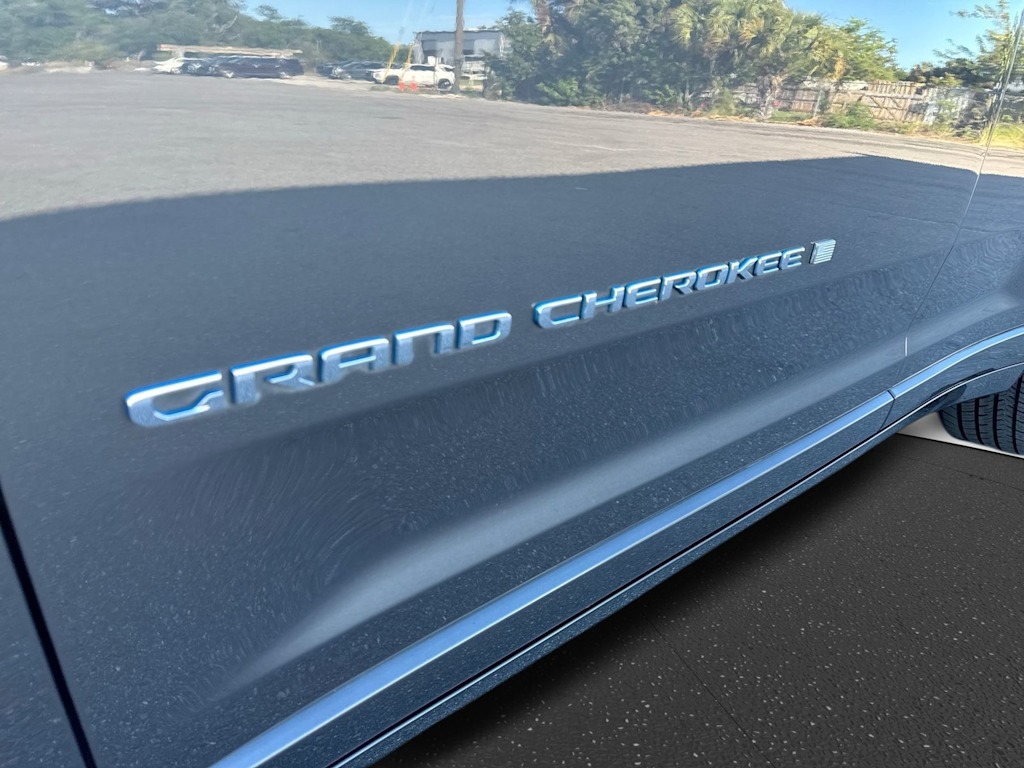 Thumbnail: 2022 Jeep Grand Cherokee - 23