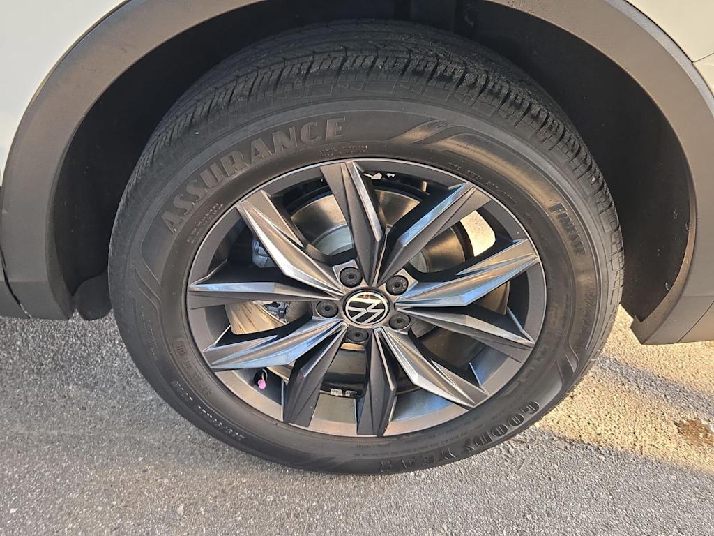 Thumbnail: 2022 Volkswagen Tiguan - 8