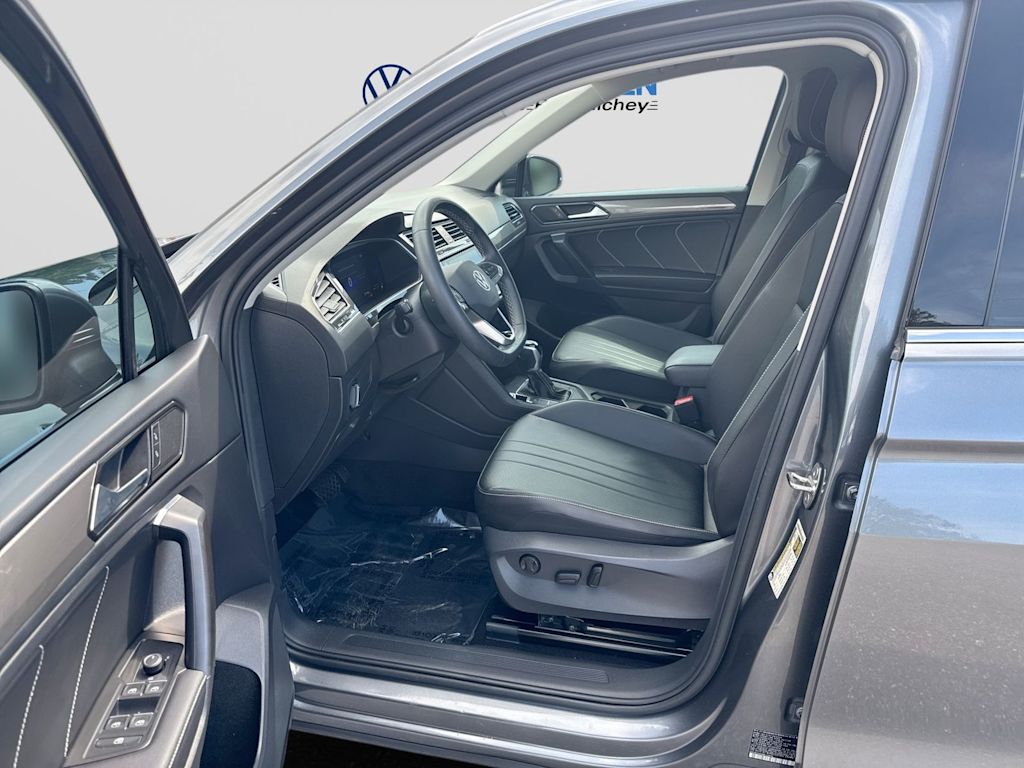 Thumbnail: 2022 Volkswagen Tiguan - 11