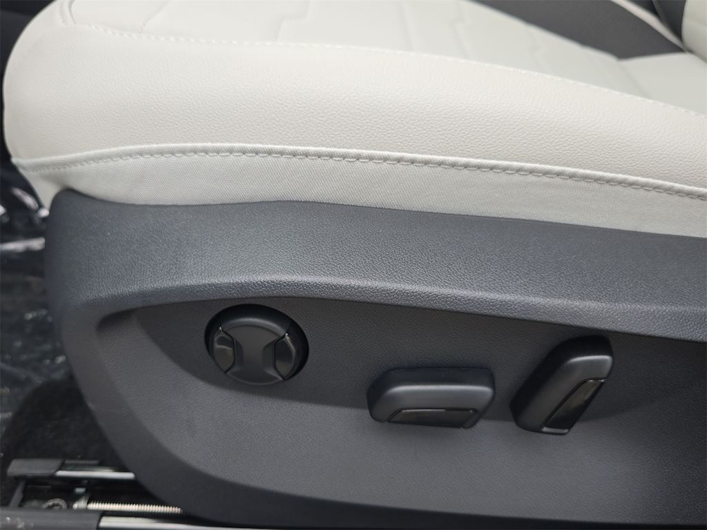 Thumbnail: 2025 Volkswagen Taos - 26