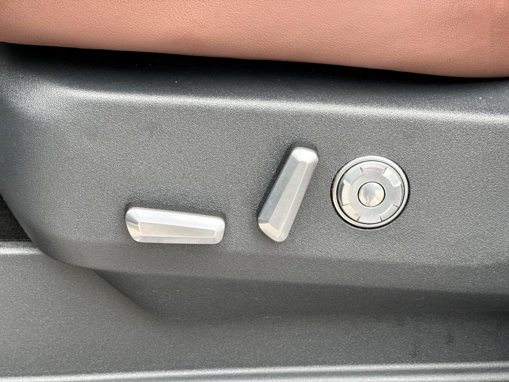 Thumbnail: 2025 Lincoln Navigator - 31