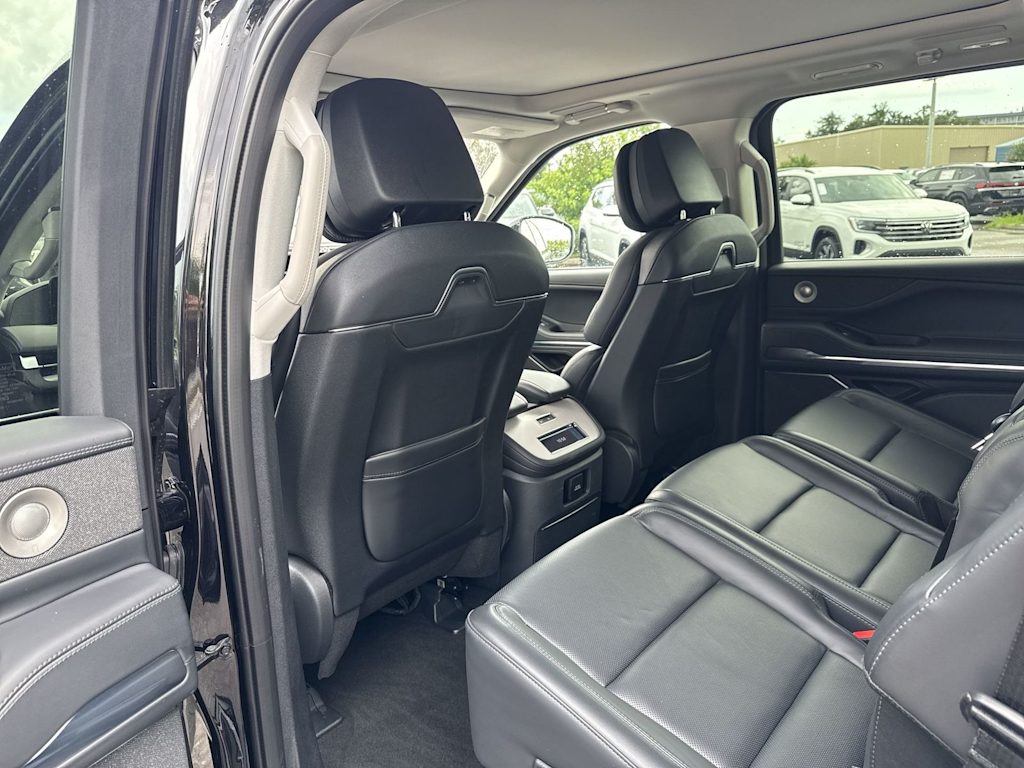 Thumbnail: 2025 Lincoln Navigator - 13