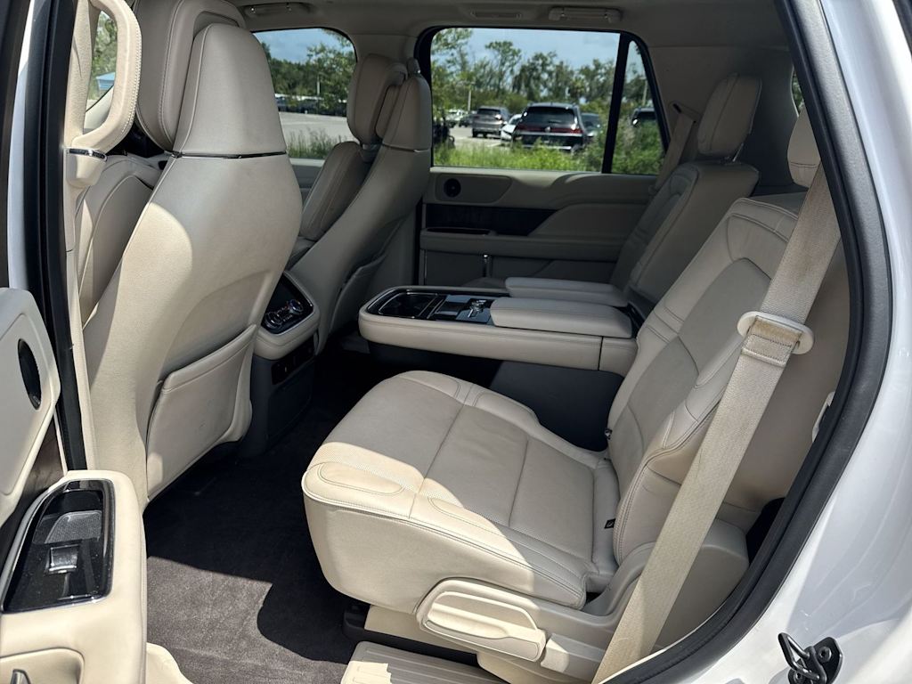 Thumbnail: 2018 Lincoln Navigator - 32