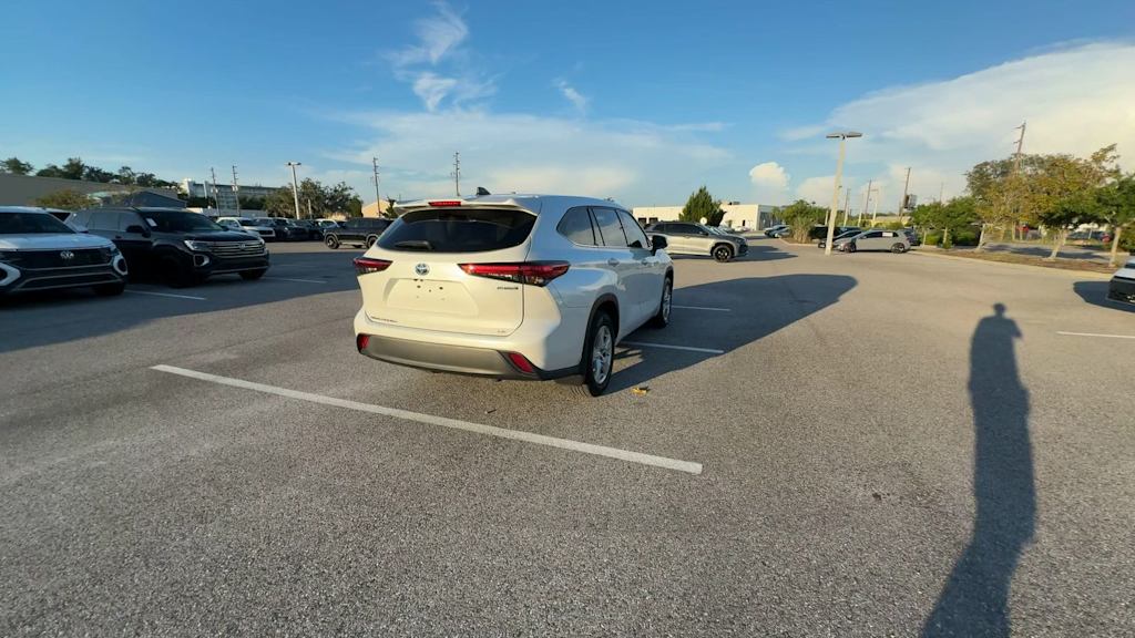 Thumbnail: 2022 Toyota Highlander - 21