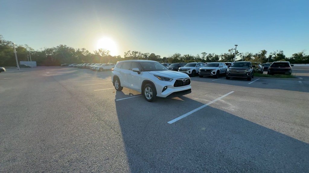 Thumbnail: 2022 Toyota Highlander - 7