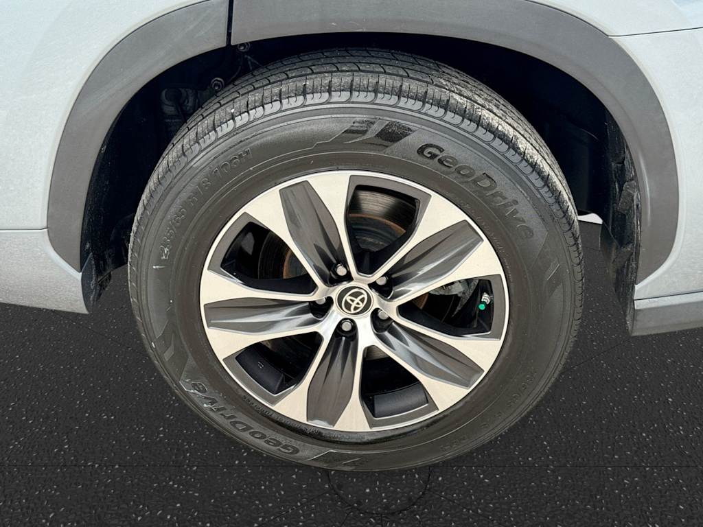Thumbnail: 2022 Toyota Highlander - 8