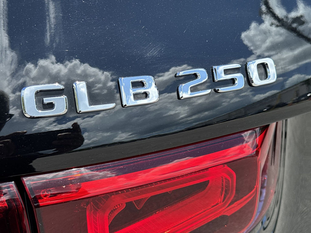 Thumbnail: 2022 Mercedes-Benz GLB - 22