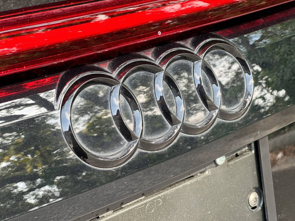 Thumbnail: 2022 Audi Q8 - 32